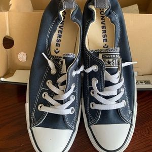 Converse navy blue shoes. Like new!!